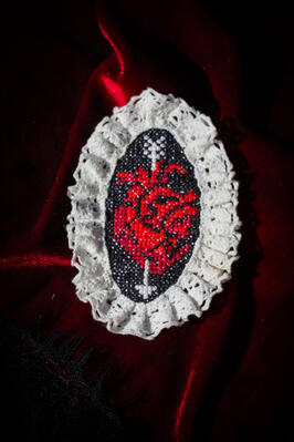HEart embroidery brooch